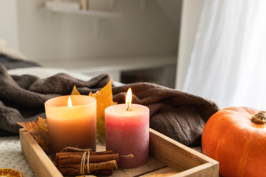 Candele accese in un vassoio di legno 