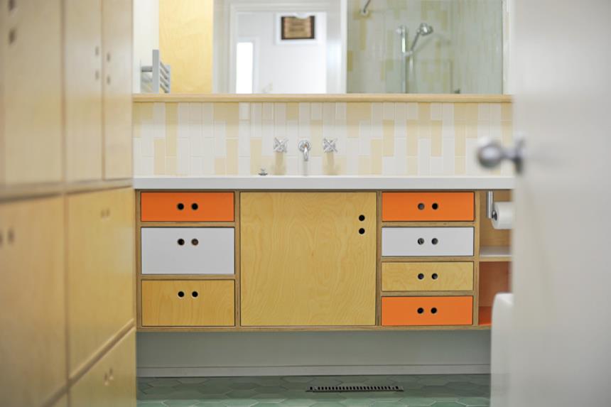 Mobile colorato in stile mid-century modern 