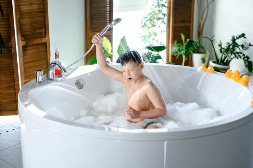 Ragazzino si fa la doccia in una vasca con sportello 