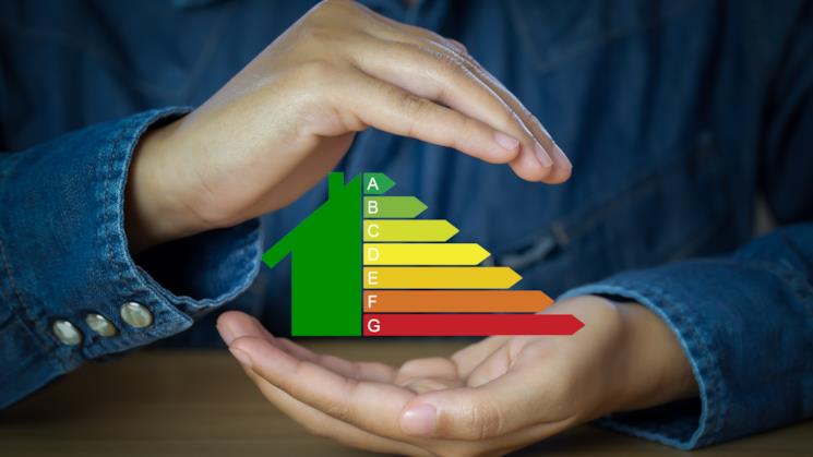 Mani che racchiudono classi energetiche