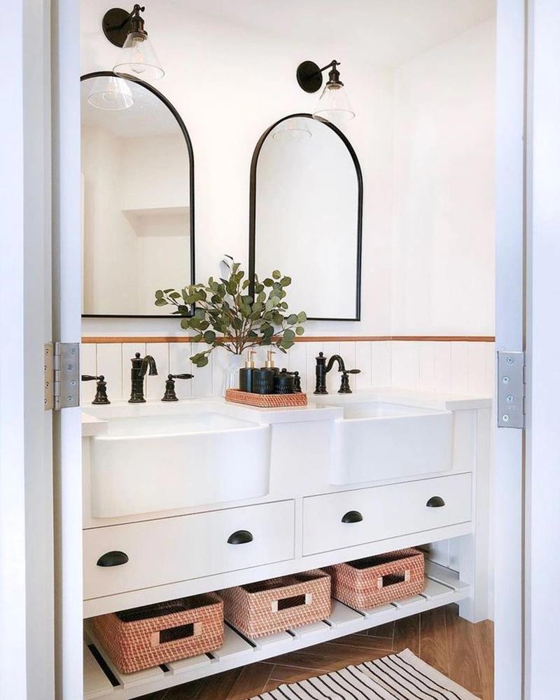 Mobile portalavabo bianco per un bagno in stile scandinavo