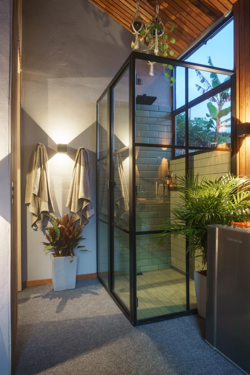 Box doccia in cristallo con finiture nere