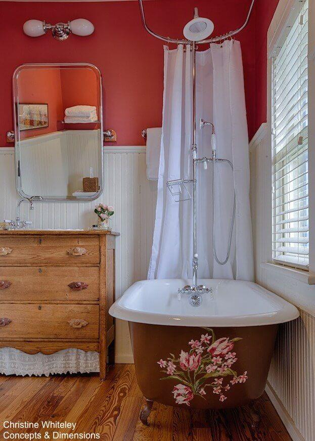 Foto di un bagno di legno con parete rossa