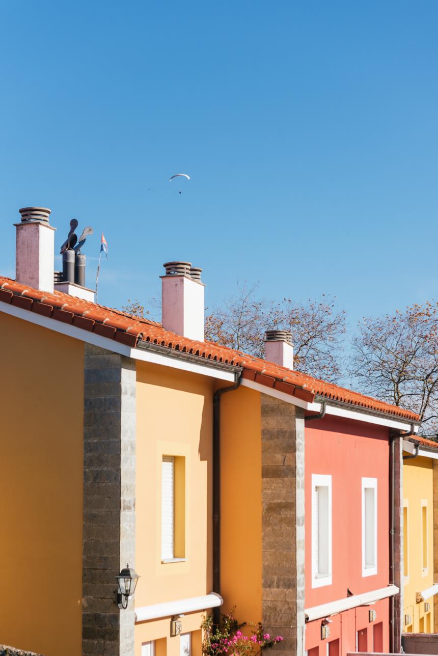 Tetto e primi piani di un edificio 