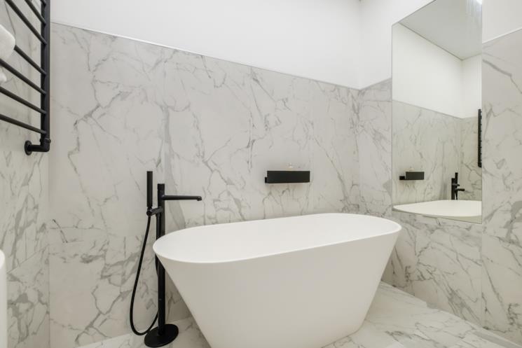 Bagno con rubinetti neri