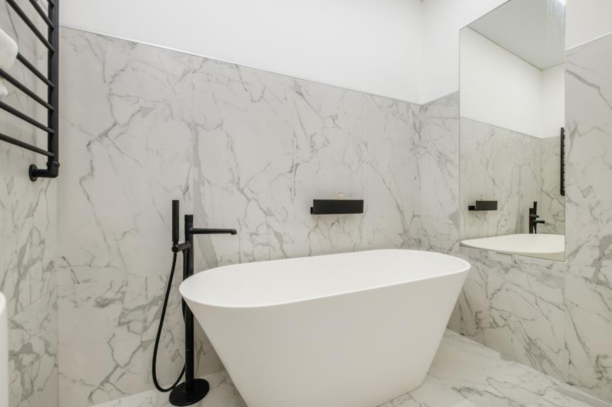 Bagno con rubinetti neri