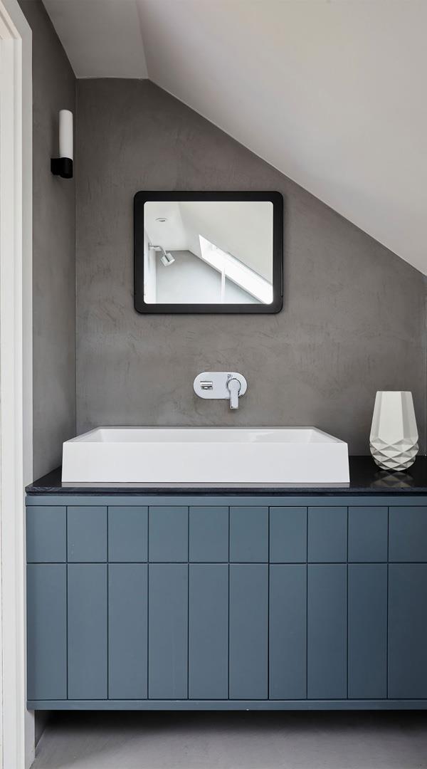 Bagno con mobile blu 