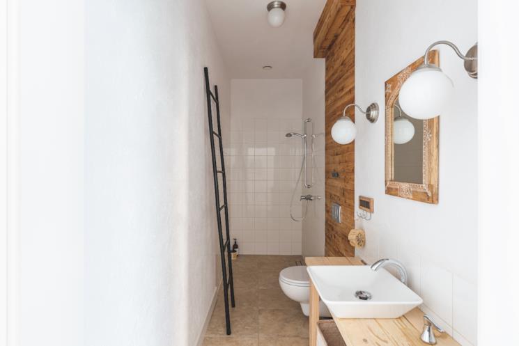 Bagno di servizio in legno