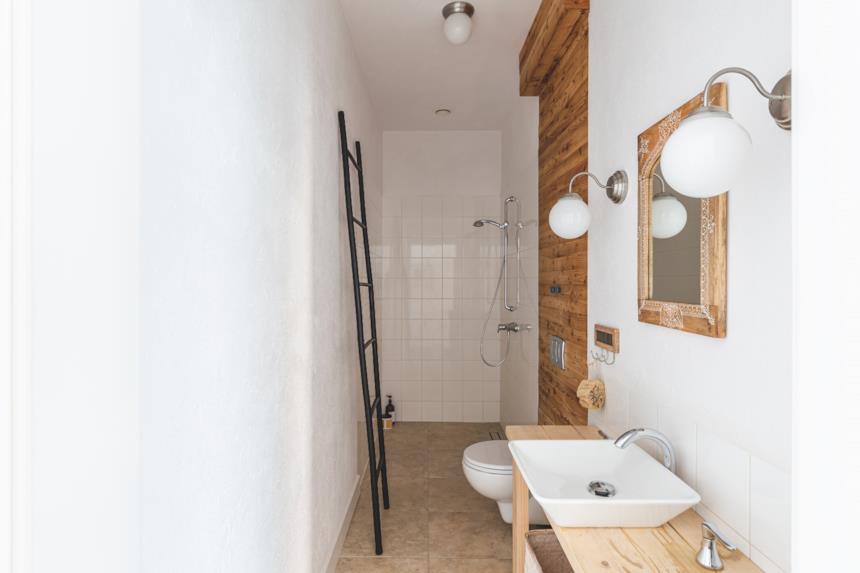 Bagno di servizio in legno