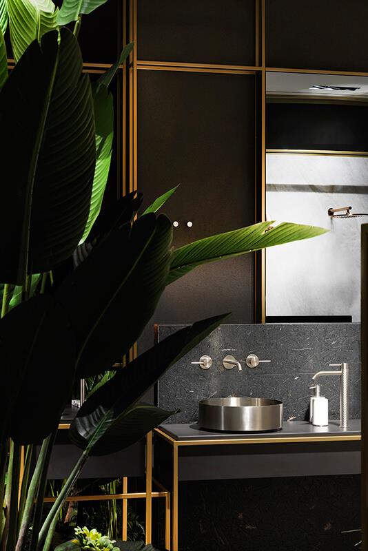 Lavabo in acciaio tondo e miscelatore a parete 