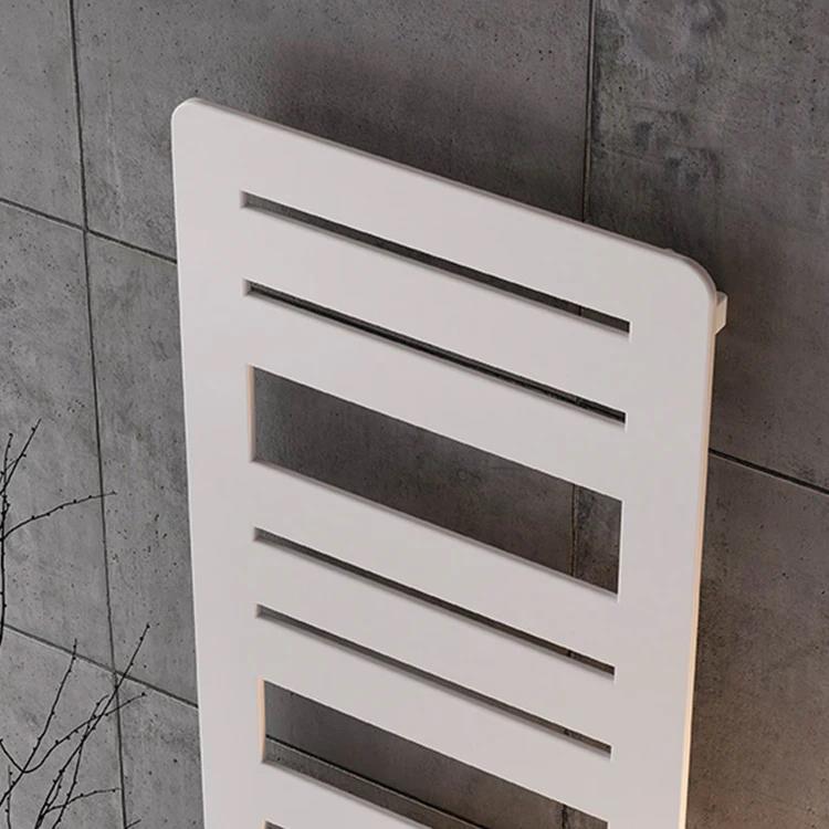 Radiatore bianco a intervalli