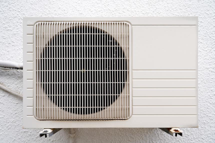 Motore esterno del climatizzatore montato su una staffa 