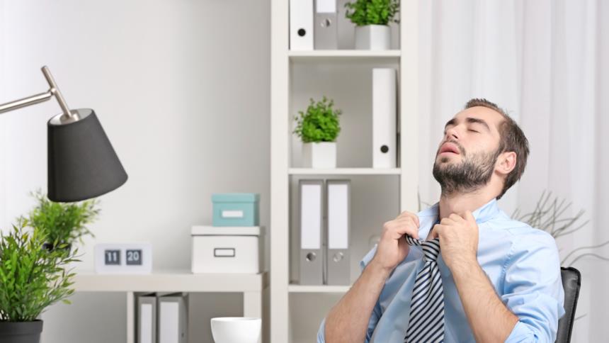 Impiegato accaldato alla scrivania