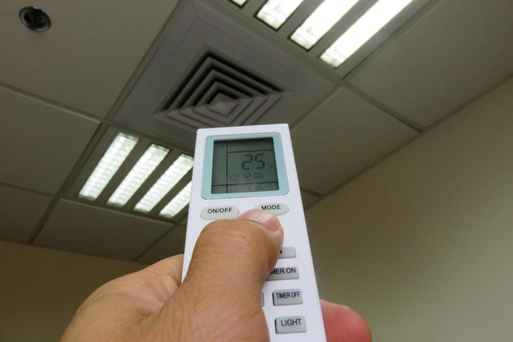 Regolazione temperatura di un climatizzatore a soffitto