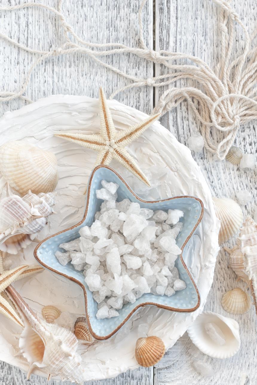 Accessori per un bagno marinaro come conchiglie e porta sali a forma di stella