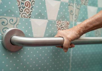 Maniglioni: soluzione inclusiva per disabili e anziani