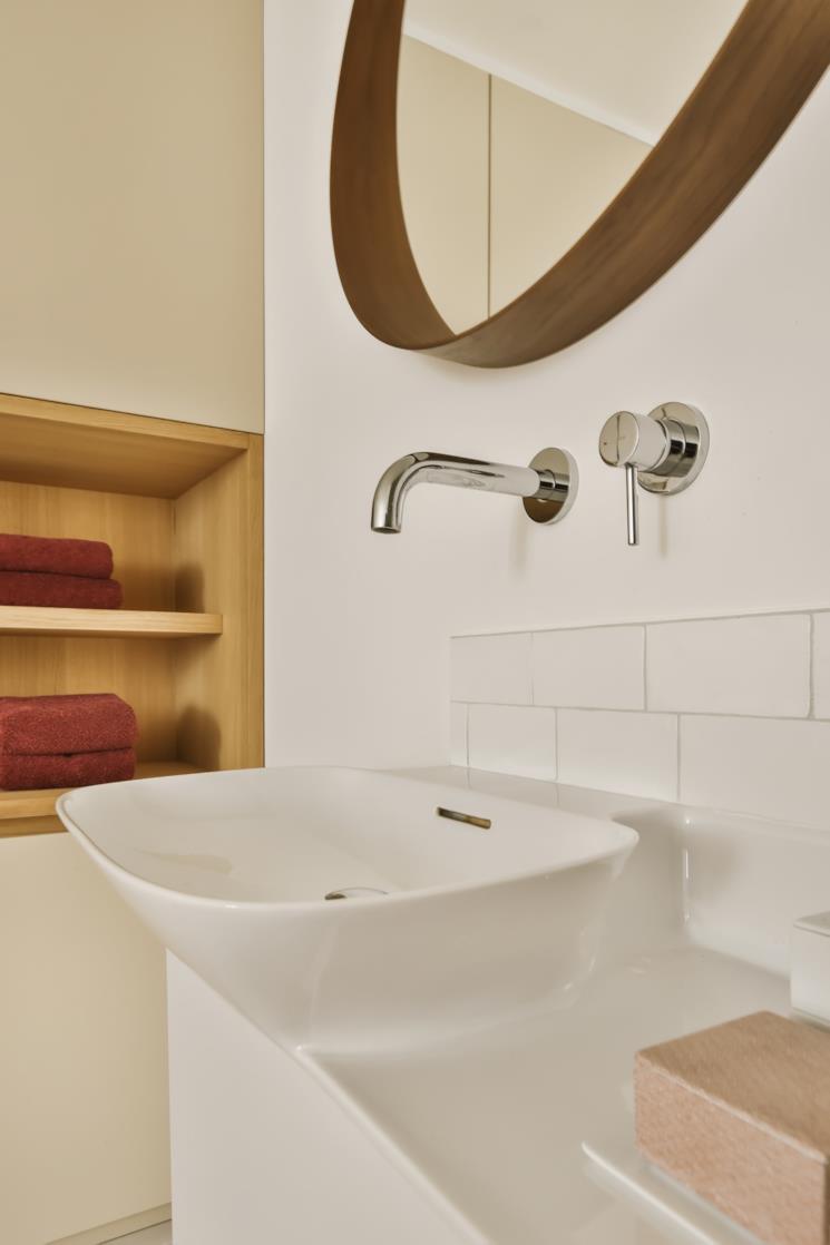 Bagno con piastrelle in ceramica bianca 