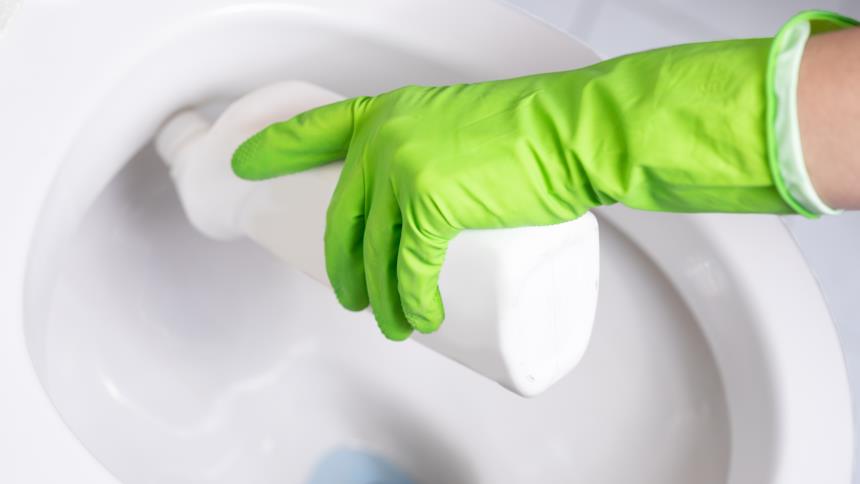 Applicazione dell'anticalcare nel WC