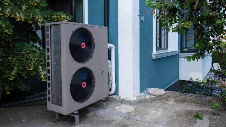 Pompa di calore collocata fuori un'abitazione