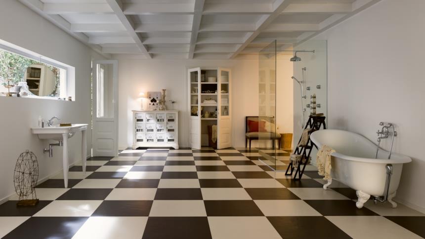 Bagno con vasca freestanding e lavabo con rubinetteria Nobili Grazia