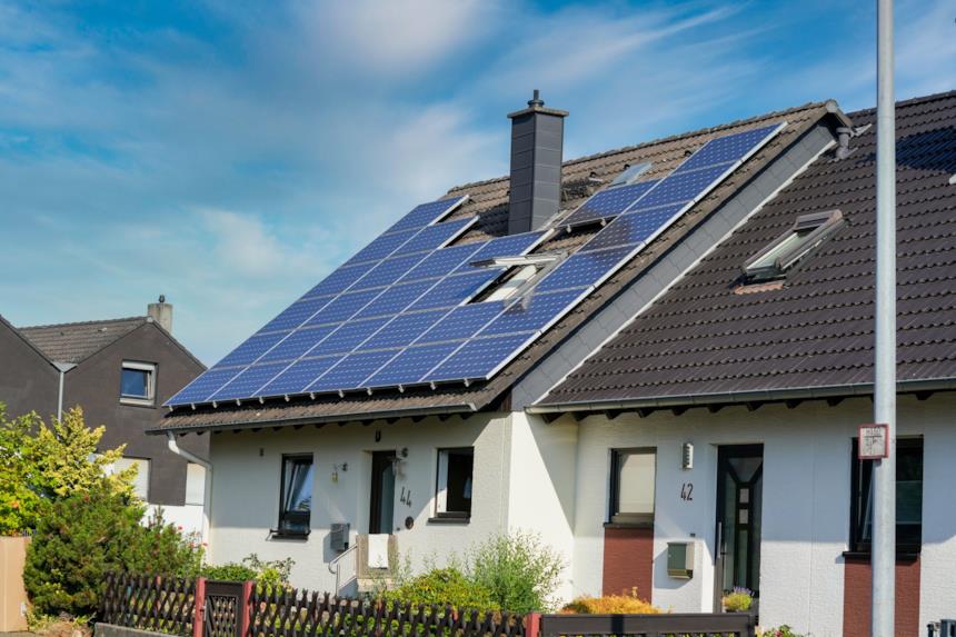 Pannello fotovoltaico sul tetto di una casa