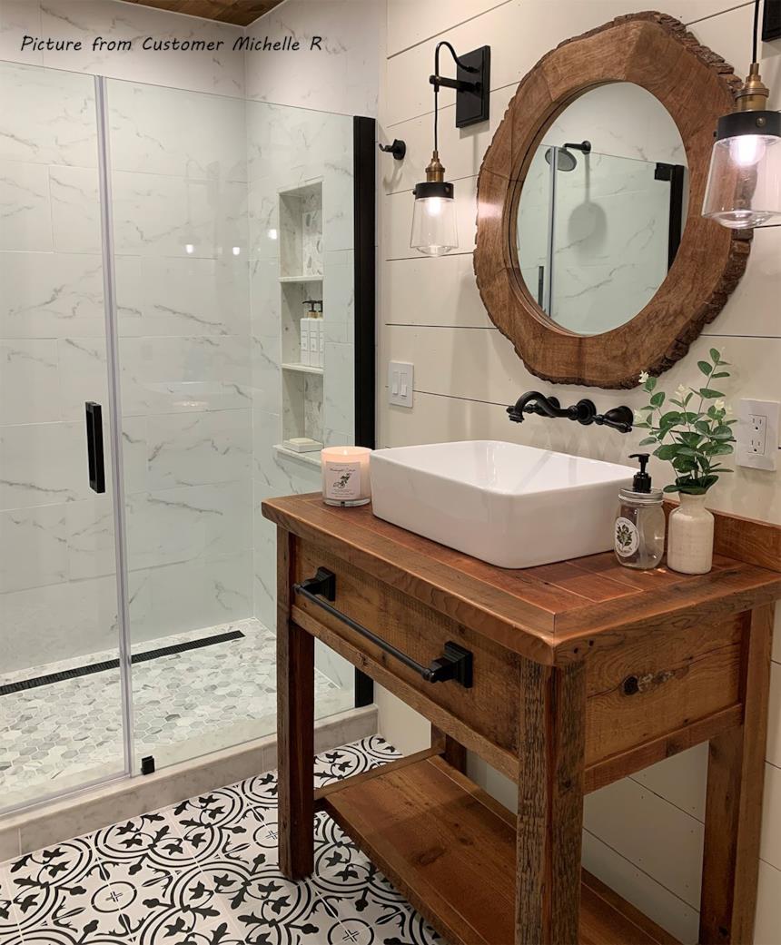 Bagno con piastrelle decorate e mobile portalavabo in legno retrò 