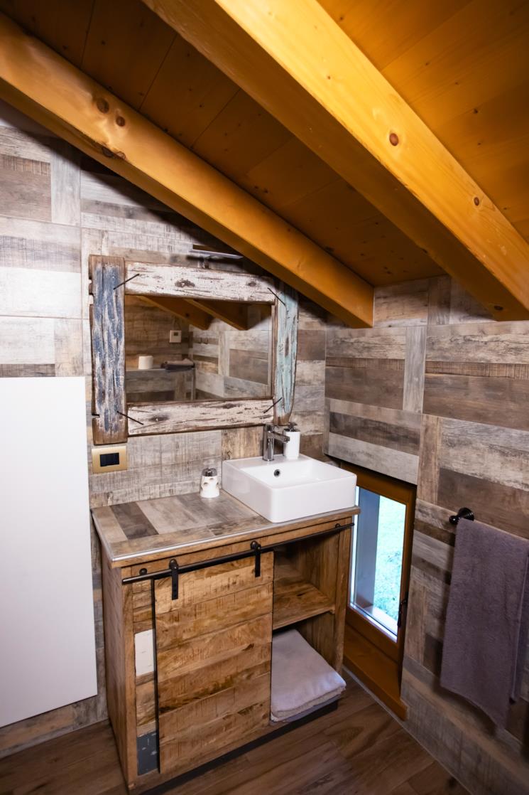Bagno rustico con mobili in legno