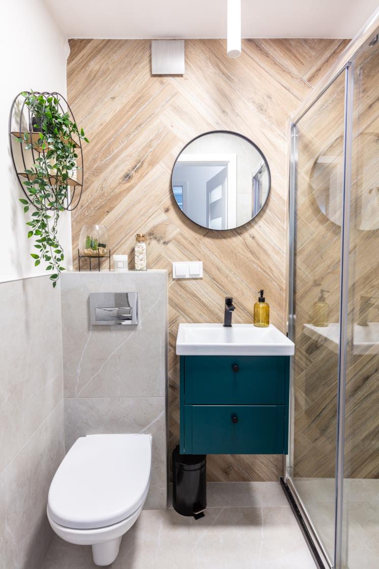 Bagno senza finestra con parete in legno