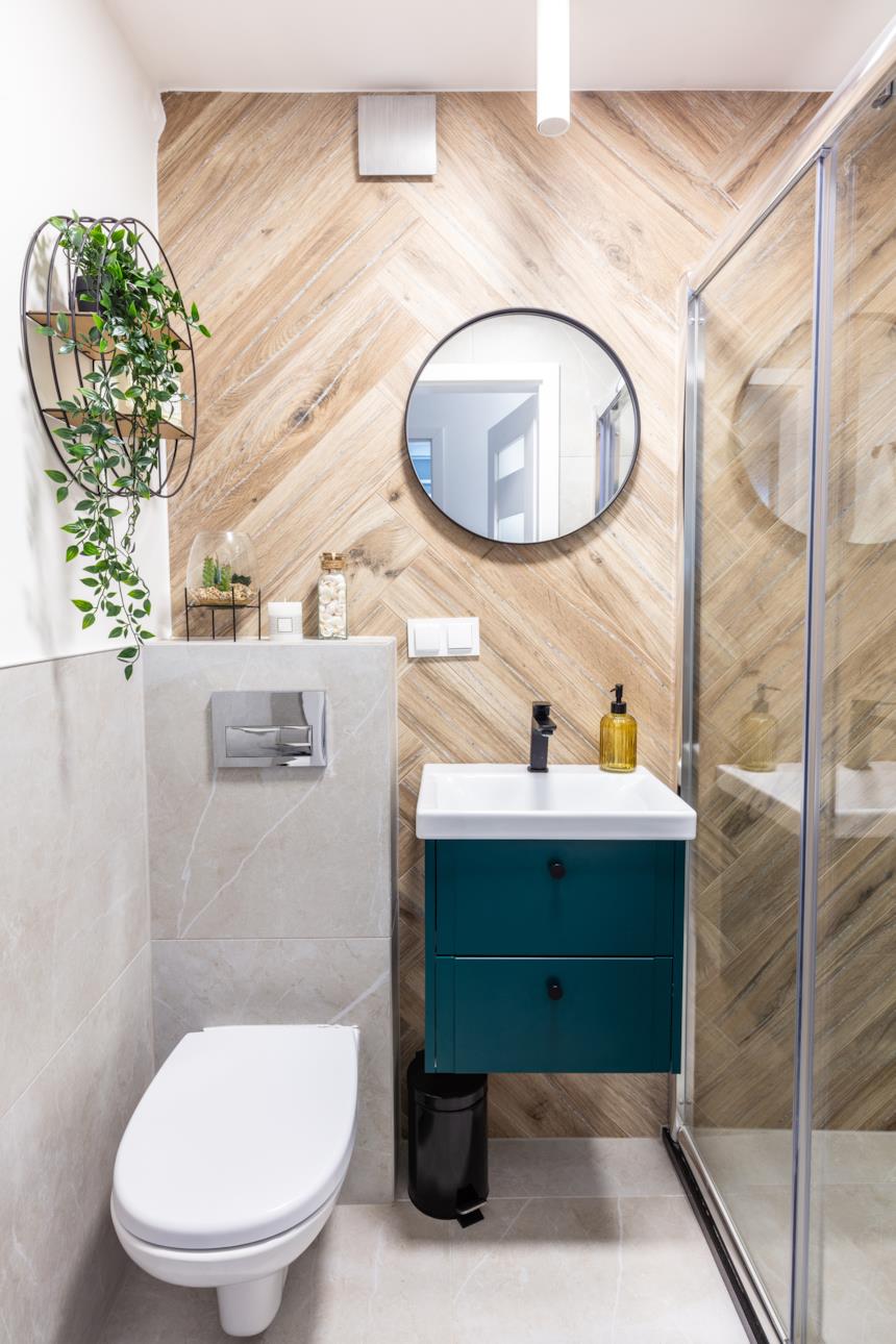 Bagno senza finestra con parete in legno 