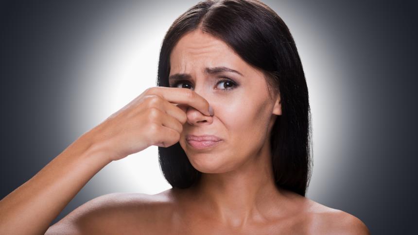 Donna con il naso tappato