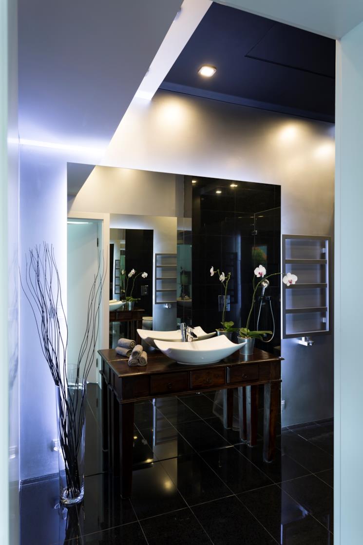 Bagno con mobile portalavabo nero e lavabo di design 