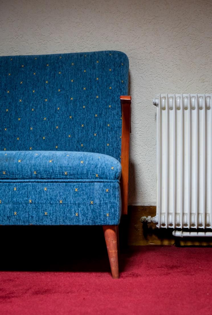 Calorifero vicino una poltrona