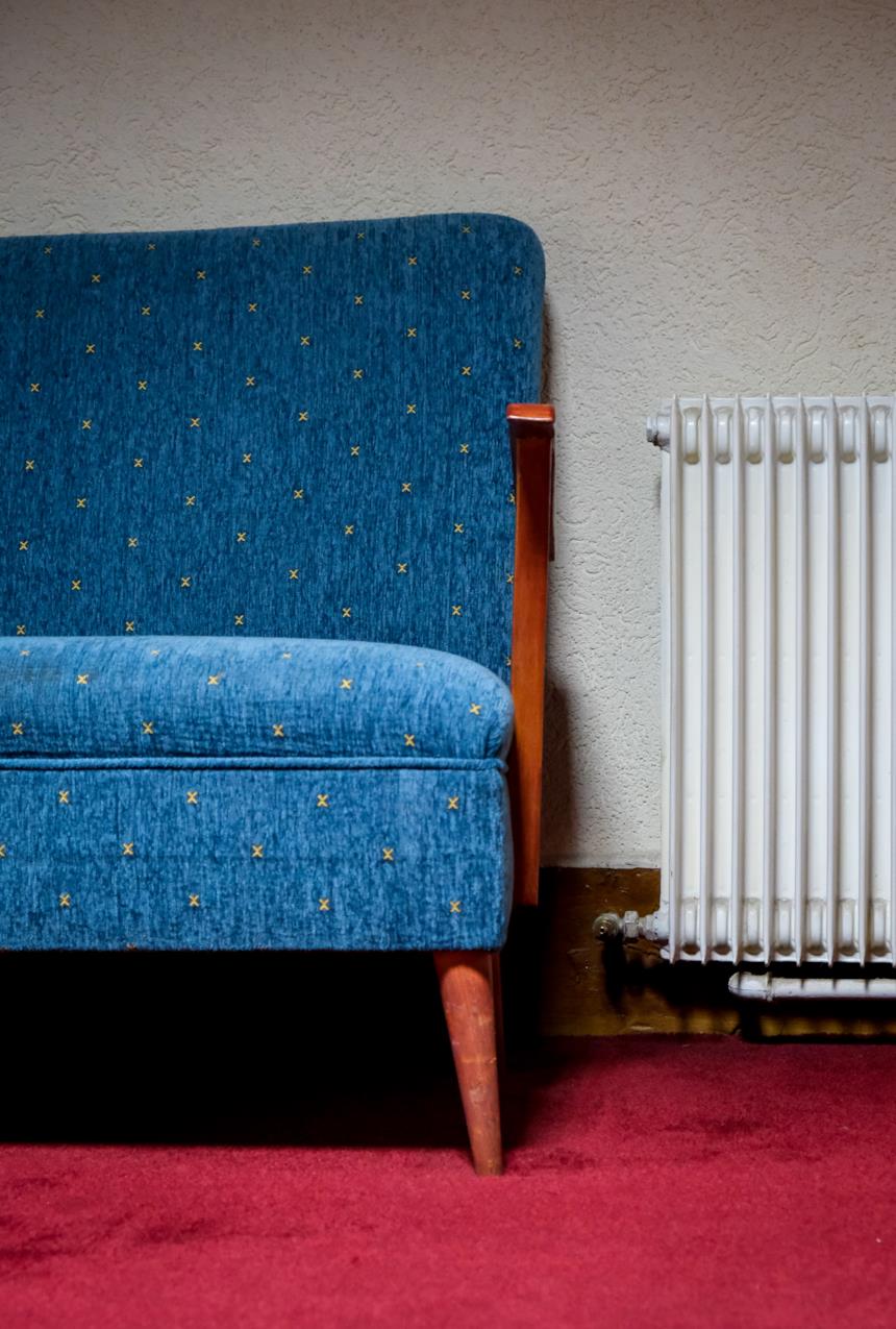 Calorifero vicino una poltrona