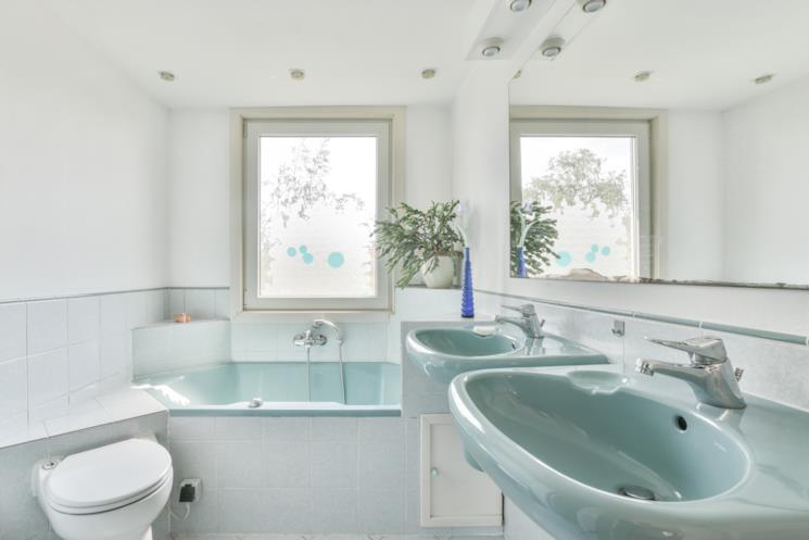 Bagno con lavello azzurro chiaro