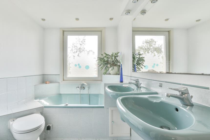 Bagno con lavello azzurro chiaro