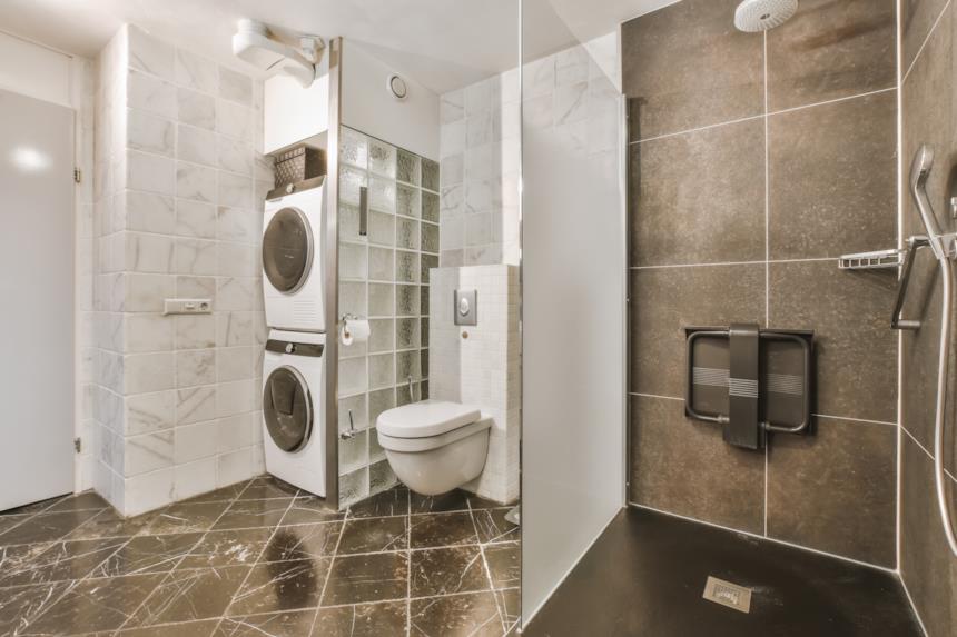 Bagno con rivestimenti in marmo 