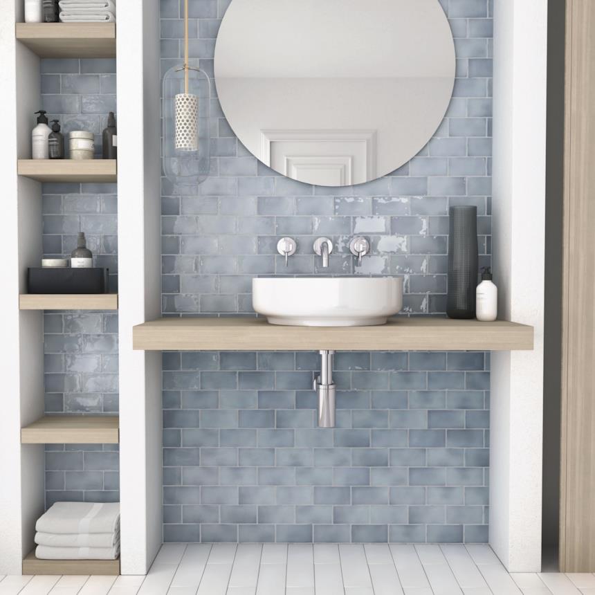 Bagno con rivestimento di ceramica azzurra 