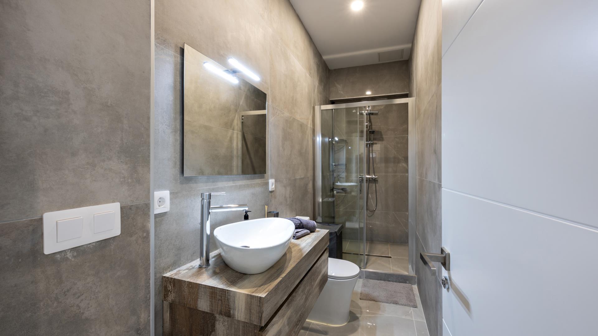 Set da bagno con armadio a parete con specchio con mobile a terra