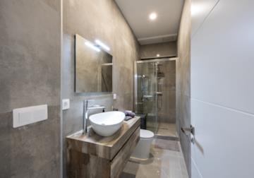 Come arredare un bagno stretto e lungo? Ecco le soluzioni!