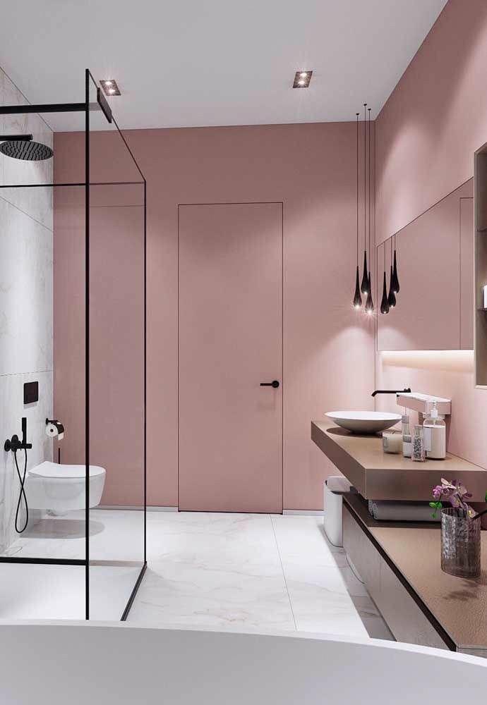 Bagno con pareti rosa