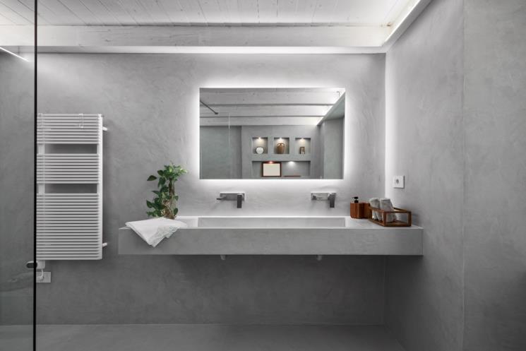 Bagno con rivestimento in microcemento grigio