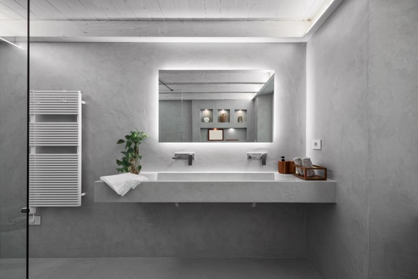 Bagno con rivestimento in microcemento grigio 
