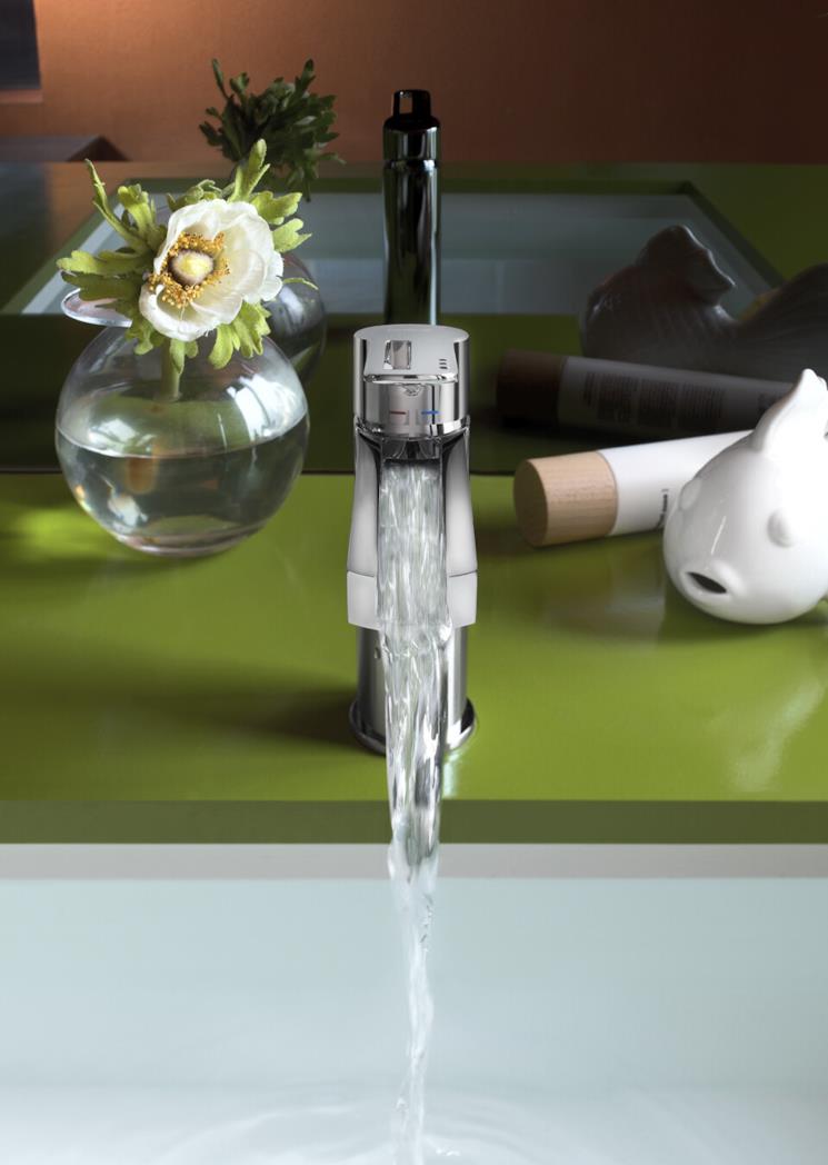 Rubinetto aperto con acqua che scorre 