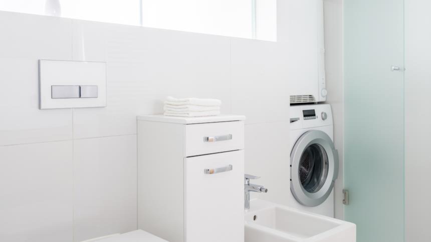 Foto di una lavatrice inserita in un mobile su misura