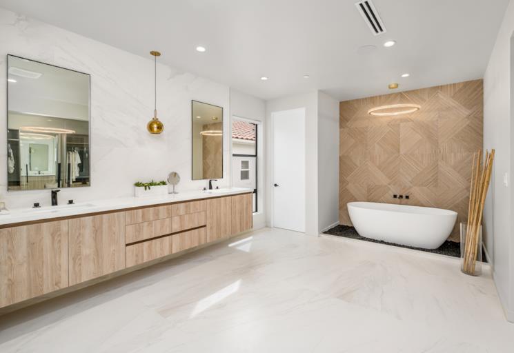 Bagno in marmo bianco con mobili e parete in legno