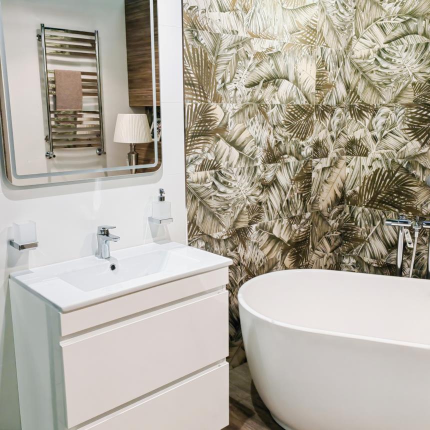 Bagno con mobile portalavabo e vasca freestanding 