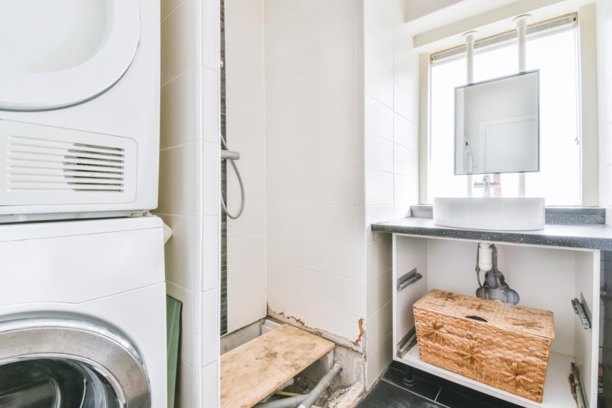 Bagno piccolo adibito a lavanderia 