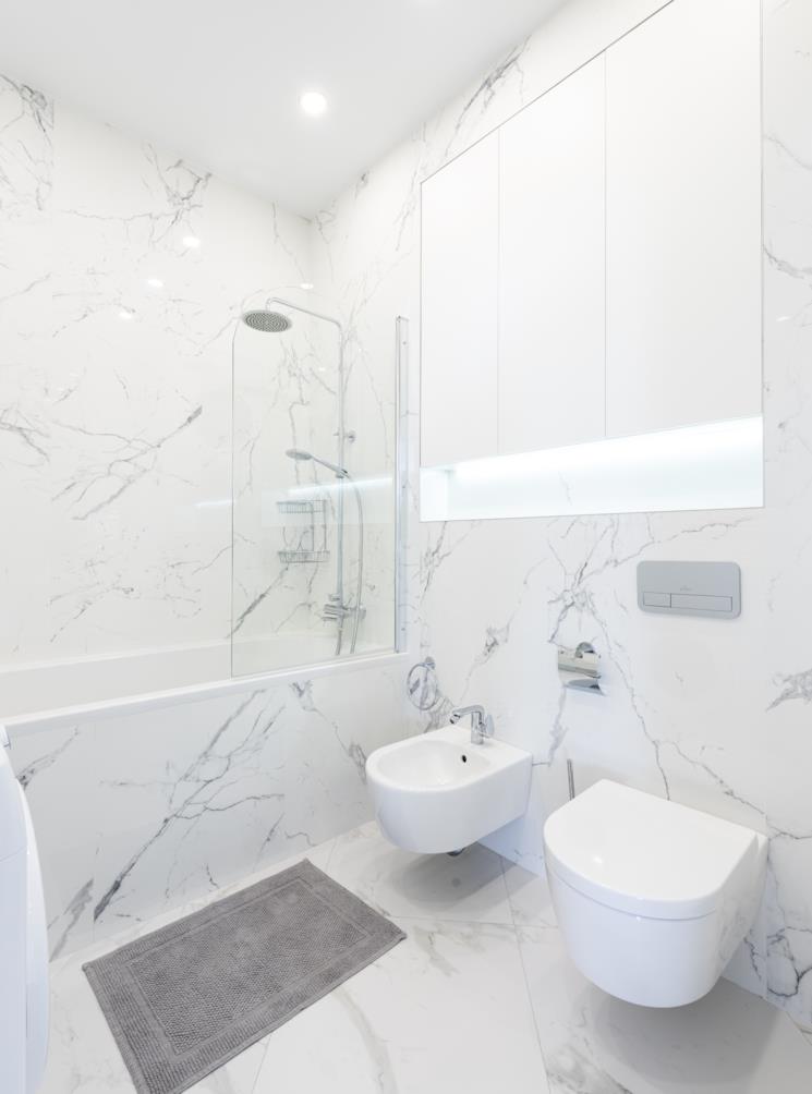 Bagno con pavimenti e pareti in marmo