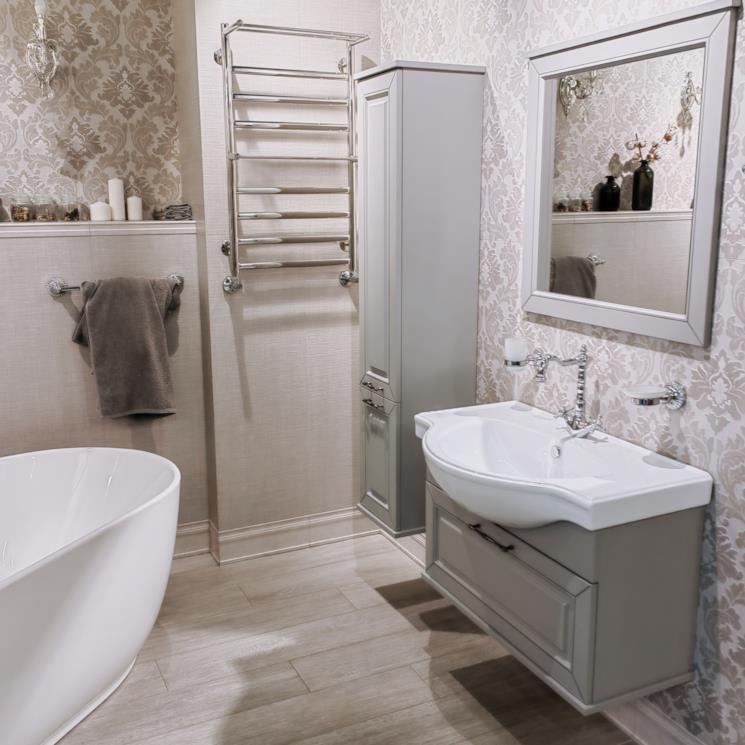 Bagno moderno con termoarredo in acciaio 