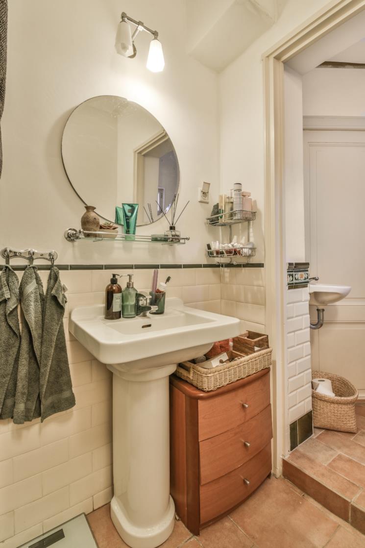 Bagno zona lavabo e zona WC con lavamani